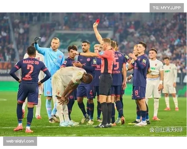 场边花絮:门兴边后卫受伤下场,替补球员热身时加练传中 场边花絮:门兴边后卫受伤下场,替补球员热身时加练传中